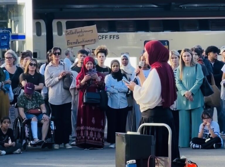 Zürih’te başörtüsü yasağına karşı protesto