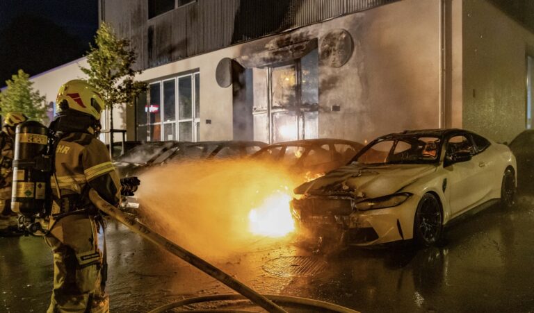 Baar’da gece yangını: 4 araç yandı