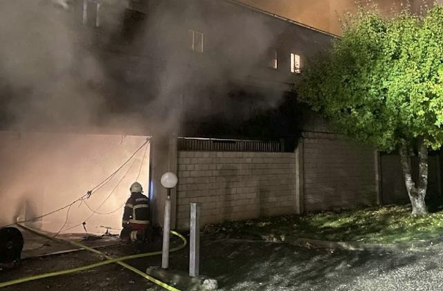 Fribourg’da otopark yangını: 42 araç zarar gördü