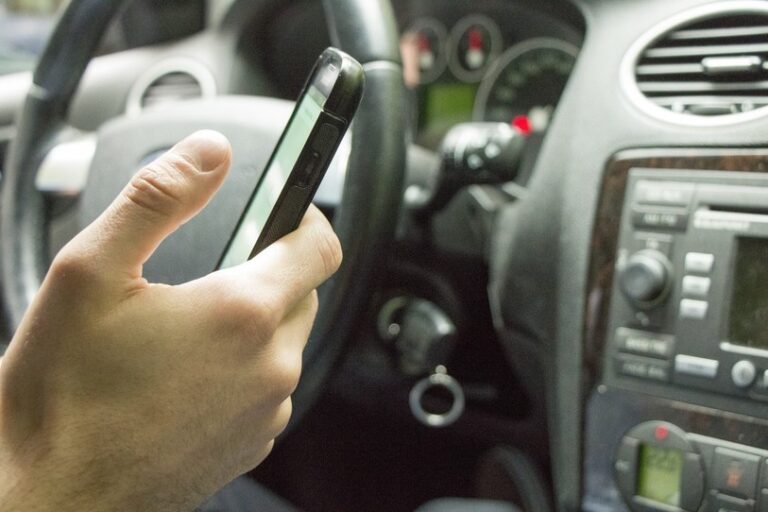 Neuchâtel’de trafikte telefon kullanan 123 sürücüye ceza