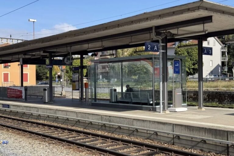 Tren istasyonunun kapalı alanında bekledi, 136 frank ceza aldı