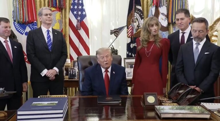 Trump: İsviçre saatlerini almazsak 40 milyar dolar tasarruf ederiz