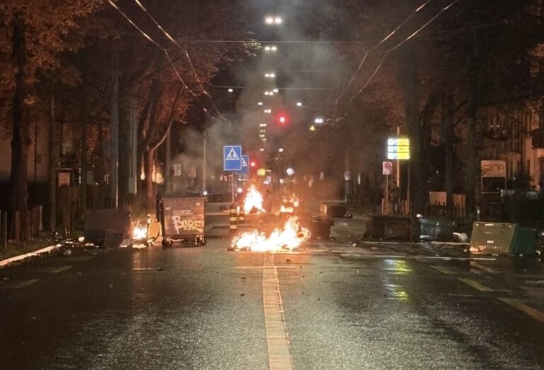 Zürih’te polis aracı ateşe verildi